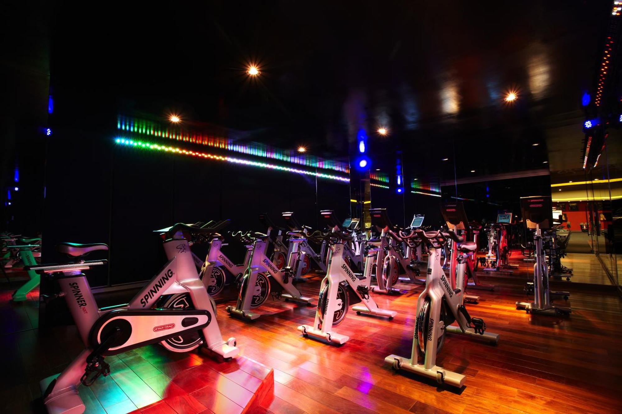 Hard Rock Hotel Panama Megapolis Bagian luar foto A spinning class at a gym