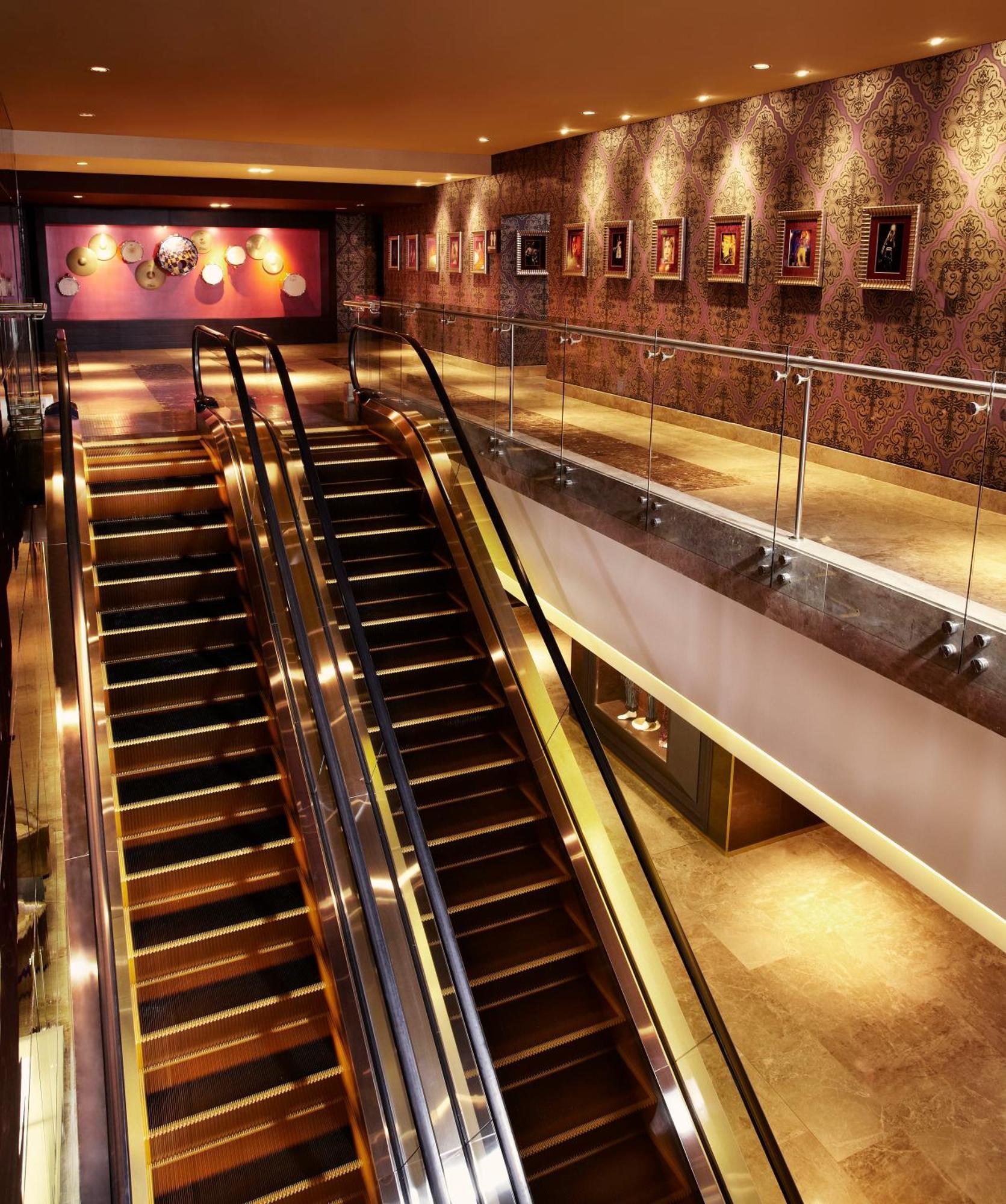 Hard Rock Hotel Panama Megapolis Bagian luar foto Escalator at the entrance of the hotel